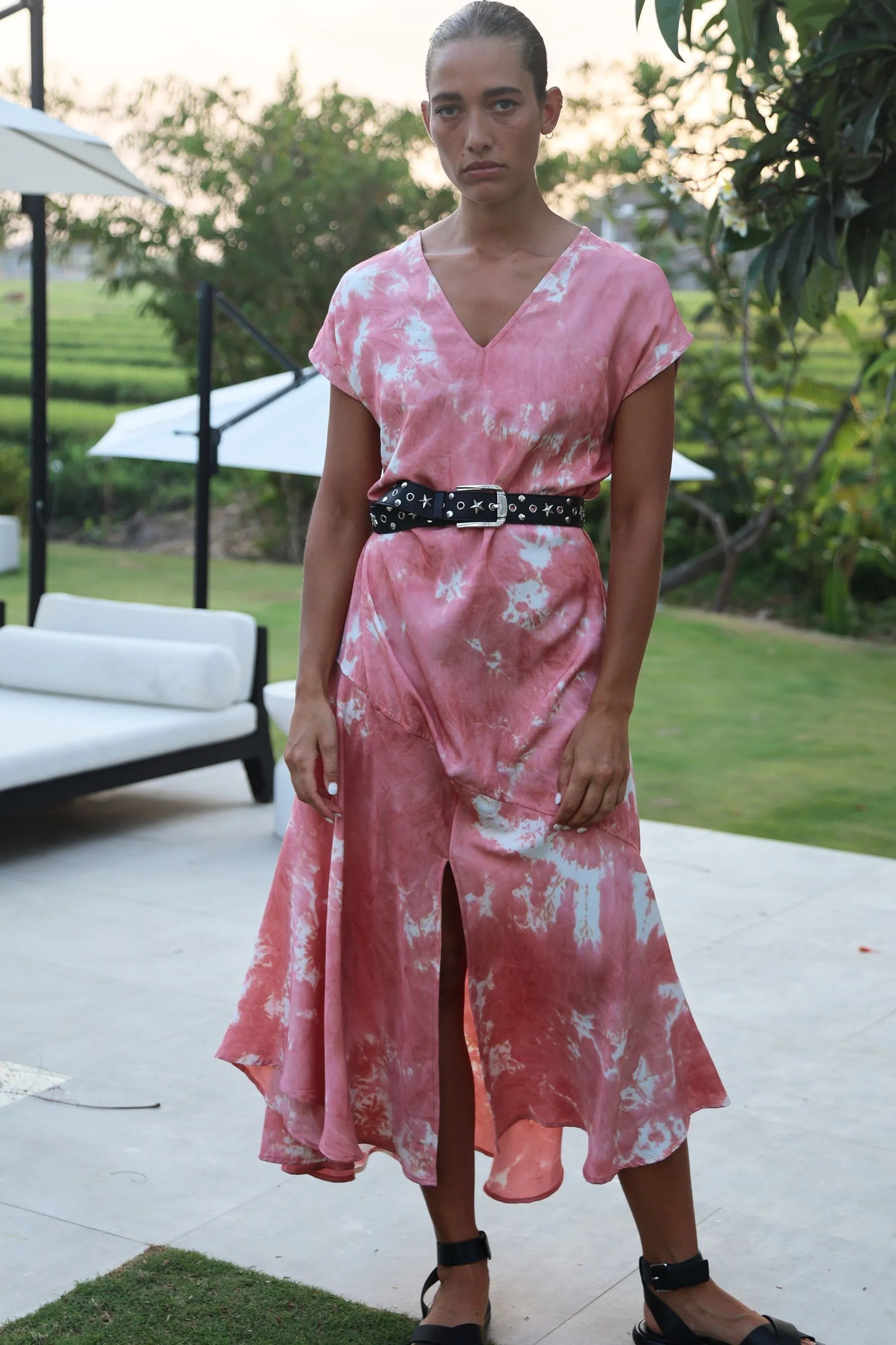 Religion - Abito maxi con scollo a V e maniche ad arricciature in Rosa - Tie-dye