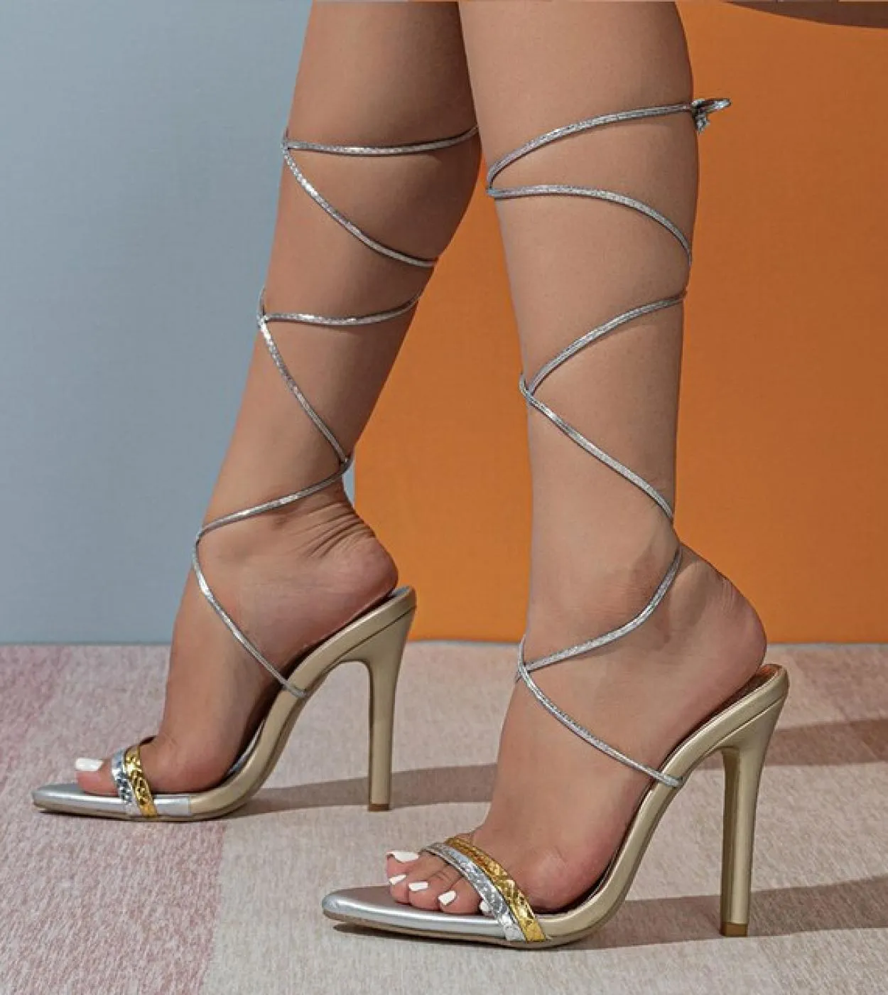 Sandali da donna Tacchi alti Nuova catena Cinturino alla caviglia Oro bianco Punta a punta Scarpe da festa femminili Sandalias D