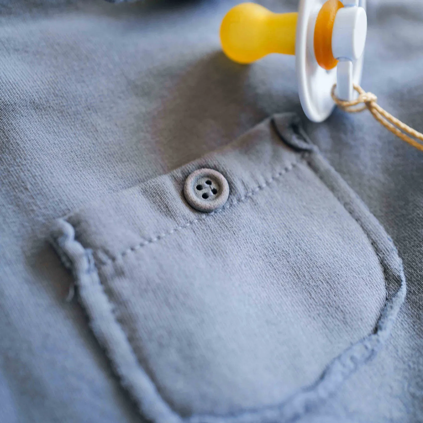 Set salopette con T-shirt
