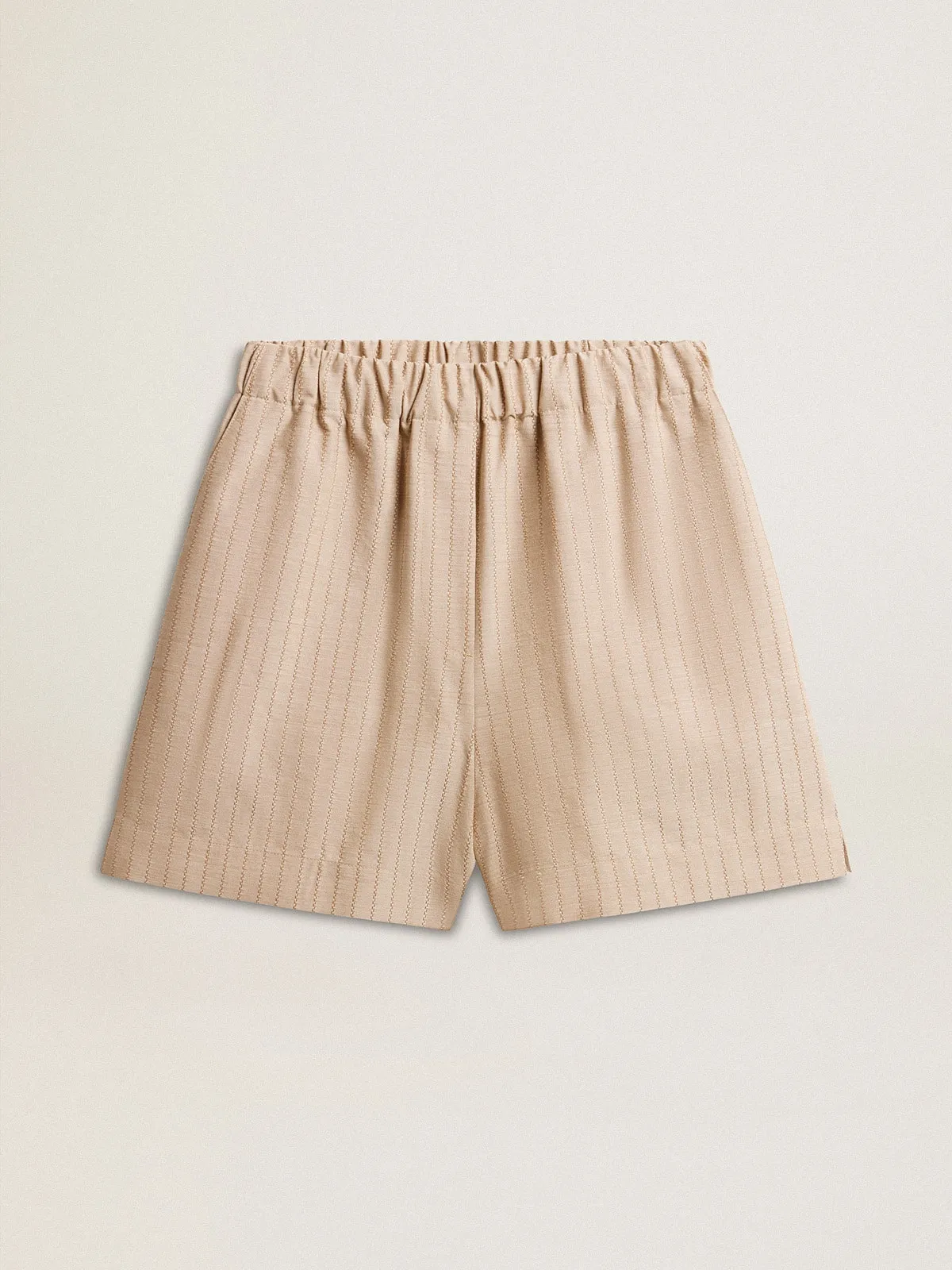 Shorts di colore beige scuro con taschino sul retro