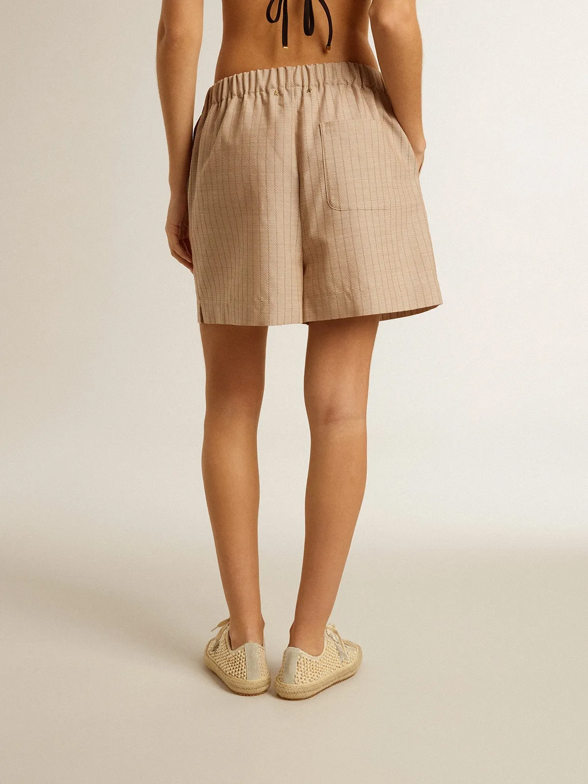Shorts di colore beige scuro con taschino sul retro