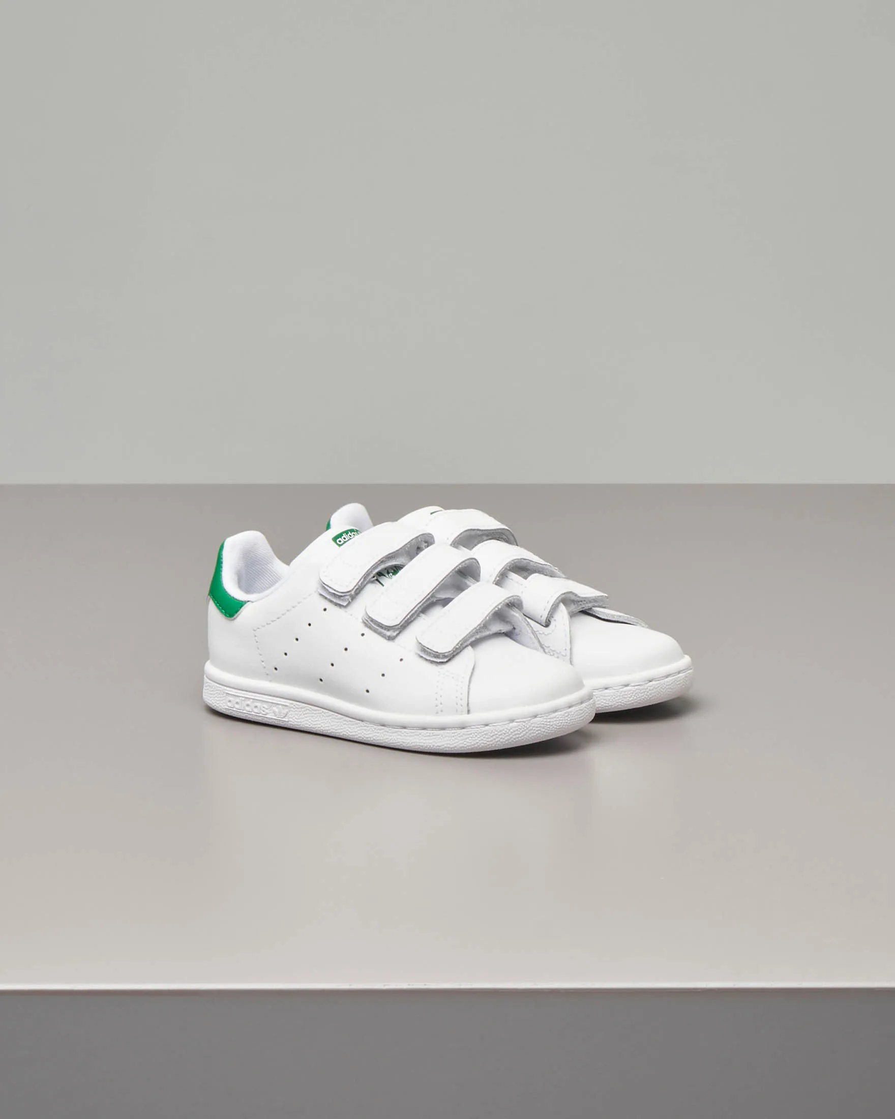 Stan Smith bianca con dettaglio verde e chiusure a strappo 22-27