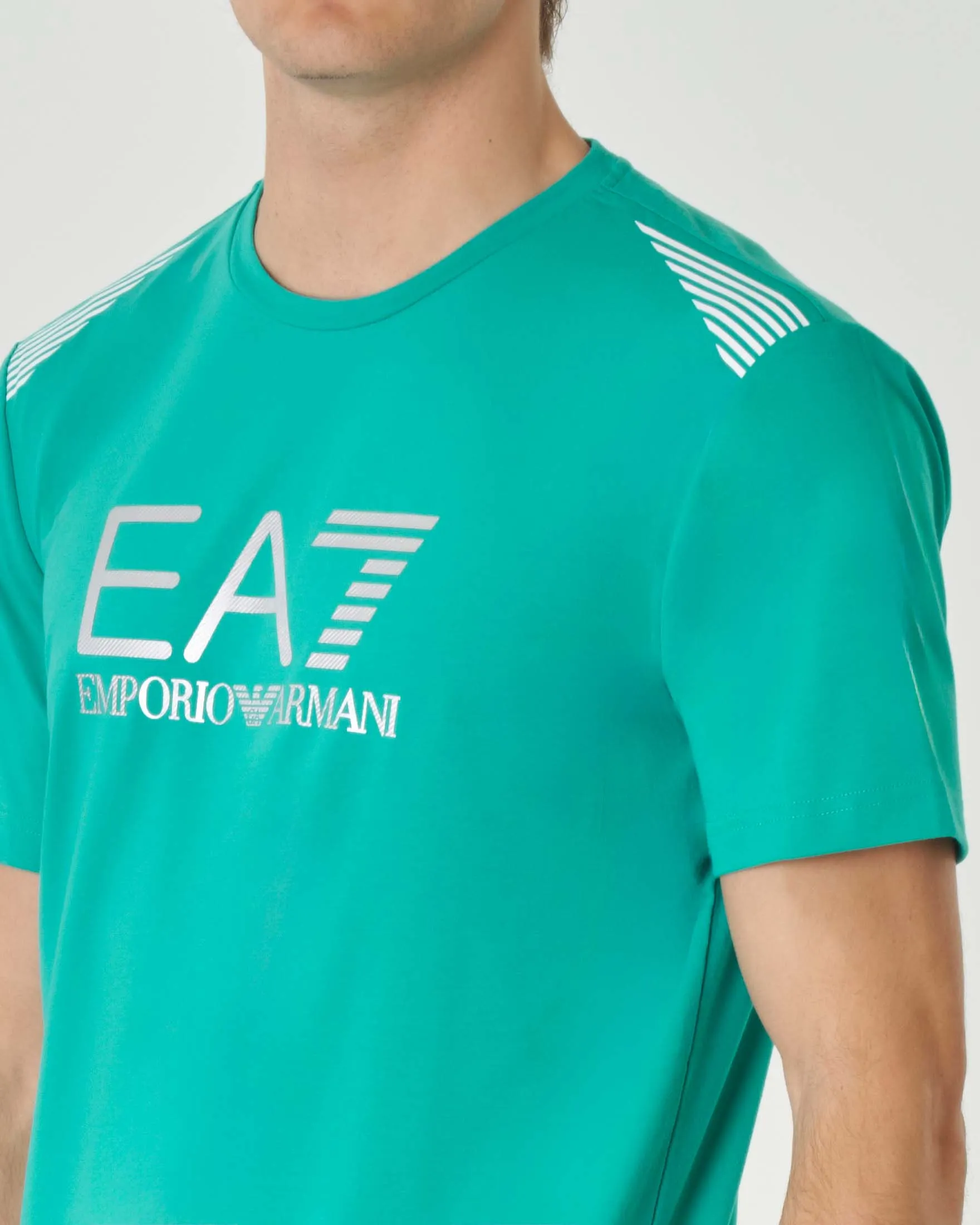 T-shirt verde acqua mezza manica in cotone stretch con logo applicato sul petto e sette righe sulle spalle